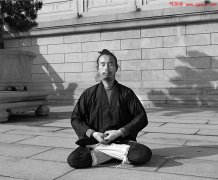 打坐练功时会出现腿麻的根本原因 掌握诀窍腿麻就会悄悄离去